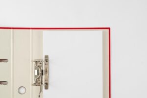 Archivador de carpetas con documentos ordenados