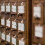 Cajones de fichero de una hemeroteca con tarjetas clasificadas