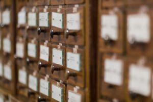 Cajones de fichero de una hemeroteca con tarjetas clasificadas