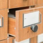 Cajón de archivo con fichas de catálogo antiguo