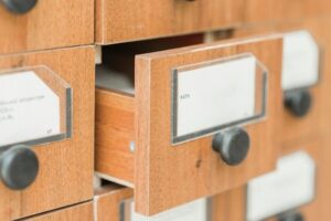Cajón de archivo con fichas de catálogo antiguo