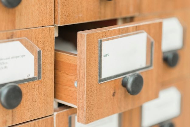 Cajón de archivo con fichas de catálogo antiguo