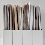Pila de documentos y papeles de archivo ordenados