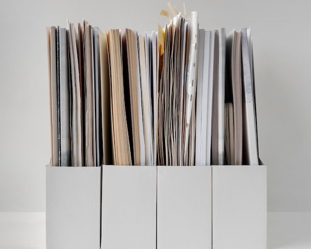 Pila de documentos y papeles de archivo ordenados