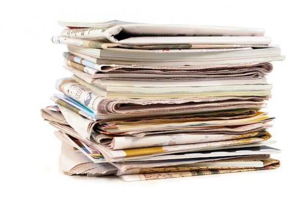 Montón de periódicos y publicaciones antiguas apilados